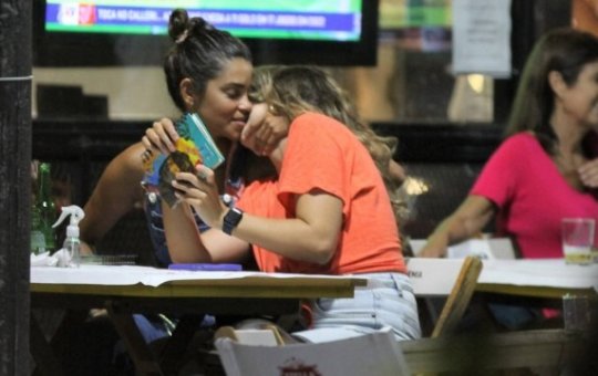 Lucy Alves é flagrada aos beijos com mulher em restaurante e web vai à loucura
