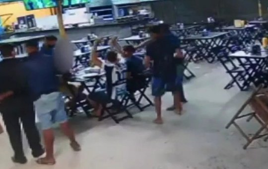 Bandidos armados assaltam churrascaria em Lauro de Freitas