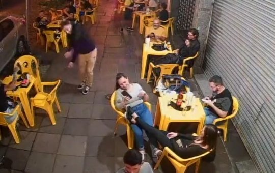 Homem é "atacado" por barata em bar de Porto Alegre e reação viraliza na web