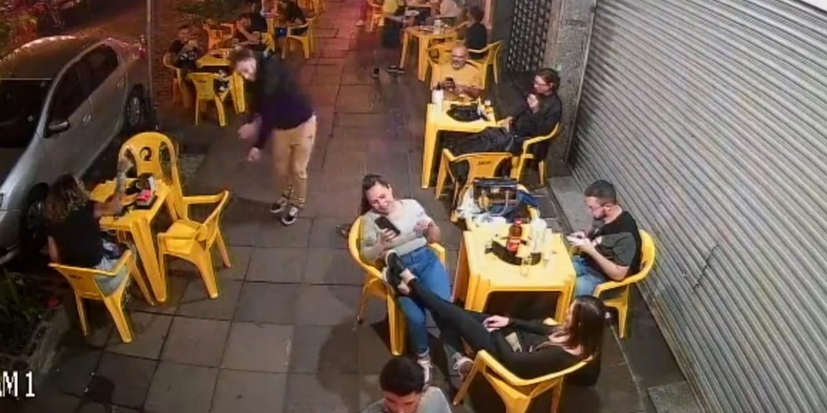 Homem é "atacado" por barata em bar de Porto Alegre e reação viraliza na web