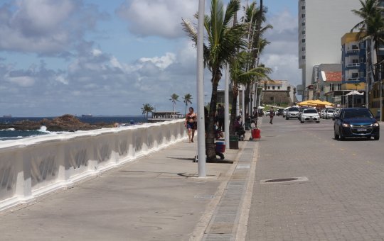 Vídeo: Bandidos trocam tiros com a Polícia Militar na Orla da Barra 