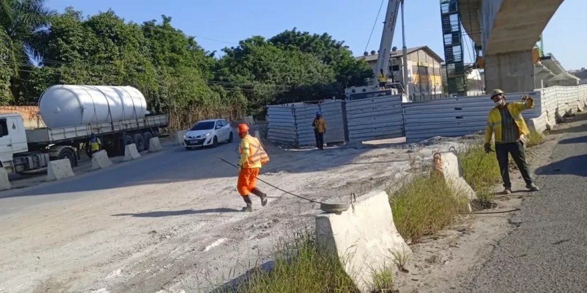 Motociclista é atingido por barra de ferro que despencou de obra do metrô na BA