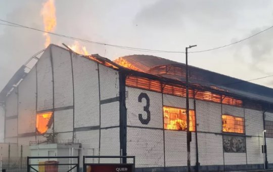 Incêndio atinge galpão da Codeba no Comércio, em Salvador