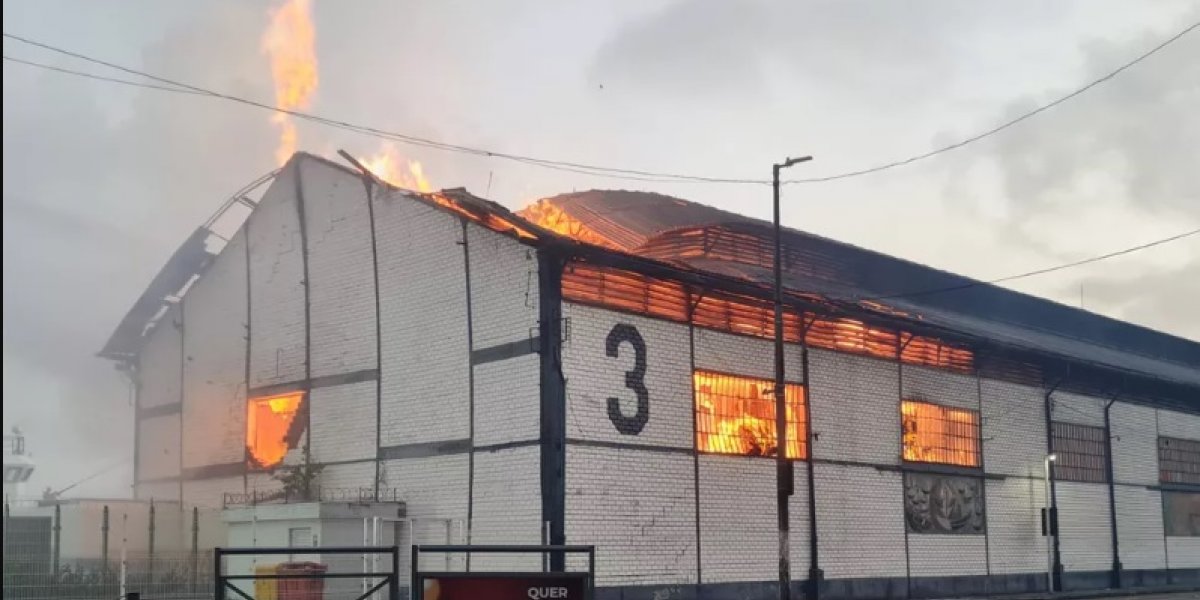 Incêndio atinge galpão da Codeba no Comércio, em Salvador