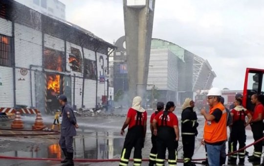 Bombeiros seguem em combate ao fogo em área portuária de Salvador