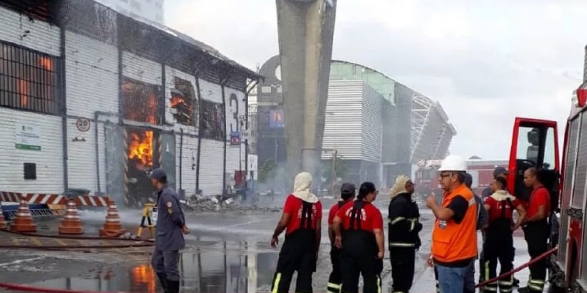 Bombeiros seguem em combate ao fogo em área portuária de Salvador