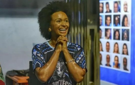 Ex-BBB Natália é recebida pelo presidente da Beija-Flor no barracão da escola