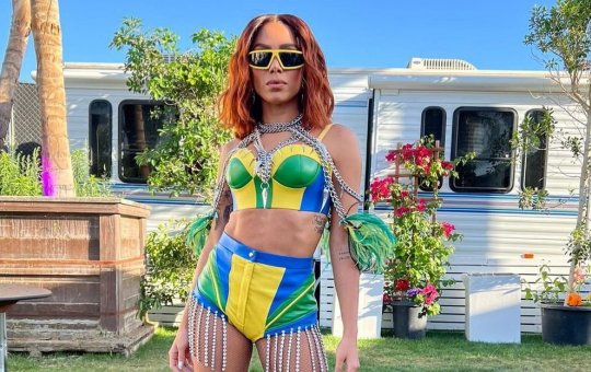 Anitta provoca Bolsonaro com look verde e amarelo: “Cores pertencem ao Brasil”