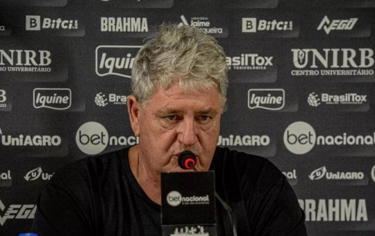 Geninho defende esquema com três zagueiros e diz que equipe precisa melhorar