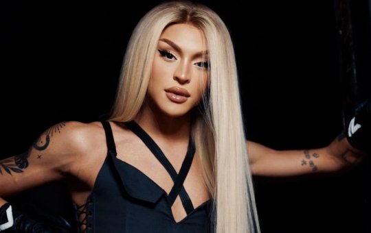 Primeira drag queen no Coachella, Pabllo Vittar se emociona em palco