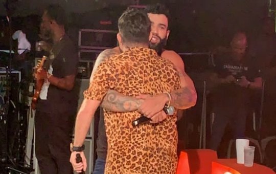 Gusttavo Lima surpreende ao aparecer em palco de Kart Love e emociona público