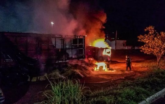Carreta que transportava carga de soja pega fogo em Barreiras, no oeste da BA