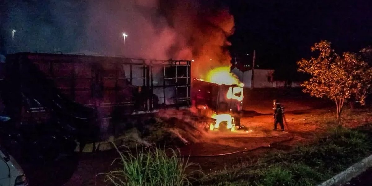 Carreta que transportava carga de soja pega fogo em Barreiras, no oeste da BA