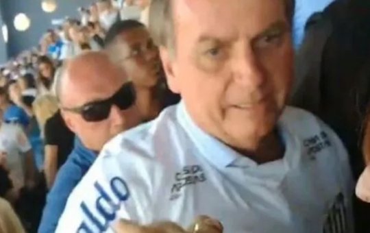 Torcedores do Santos vaiam e xingam Bolsonaro na Vila Belmiro