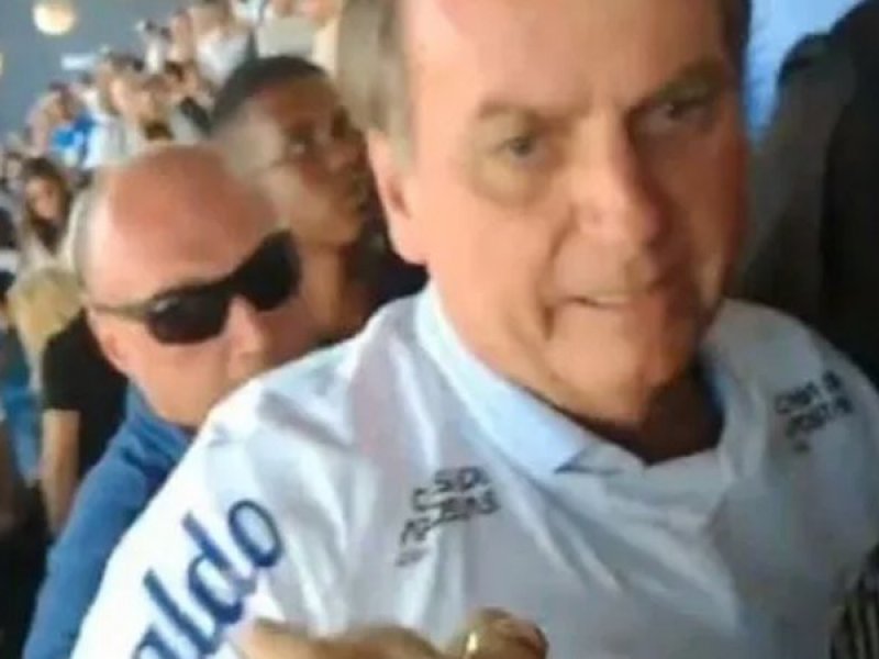 Torcedores do Santos vaiam e xingam Bolsonaro na Vila Belmiro