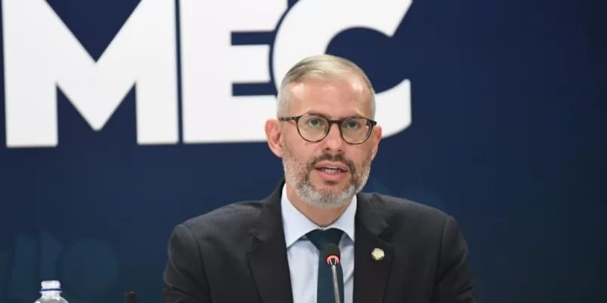 Victor Godoy é efetivado como ministro da Educação