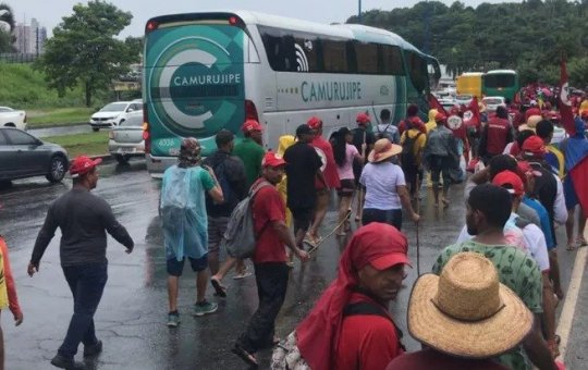 Membros do MST chegam em Salvador após marchar 100 km e protestam no CAB