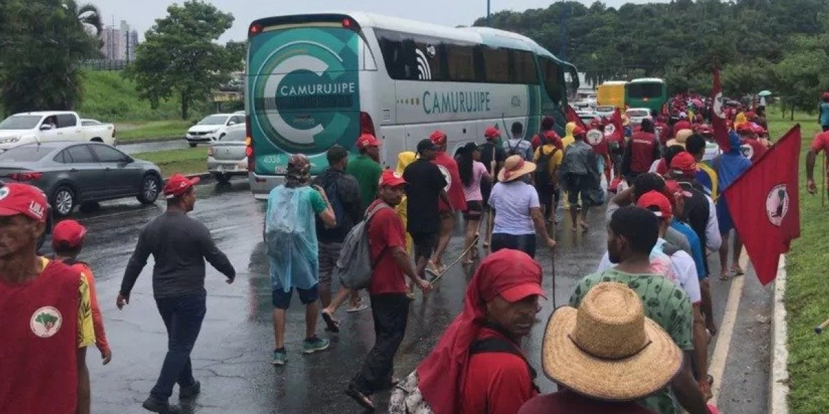 Membros do MST chegam em Salvador após marchar 100 km e protestam no CAB