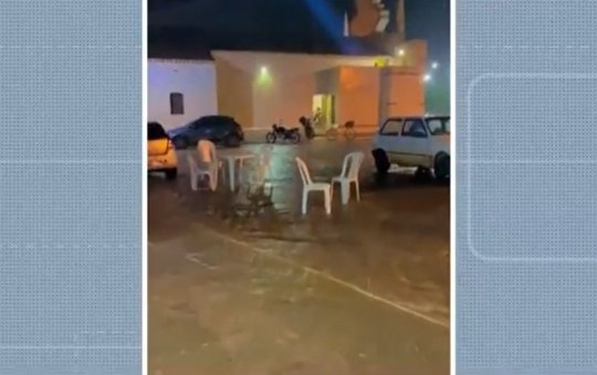 Chuva alaga ruas, água invade casas e transborda rio em cidades baianas