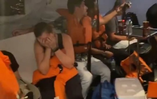 Banda Estakazero passa por susto em viagem de lancha no sul da Bahia