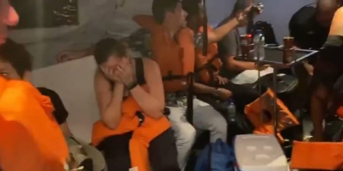 Banda Estakazero passa por susto em viagem de lancha no sul da Bahia