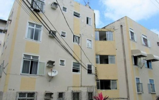 Homem pelado é flagrado praticando atos obscenos no Resgate, em Salvador