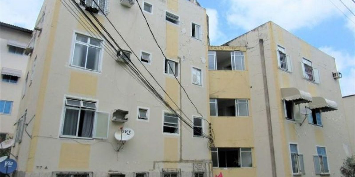 Homem pelado é flagrado praticando atos obscenos no Resgate, em Salvador