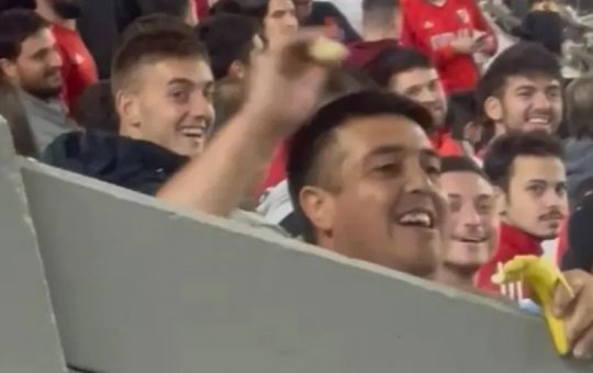Torcedor que arremessou banana na torcida do Fortaleza é identificado pelo River