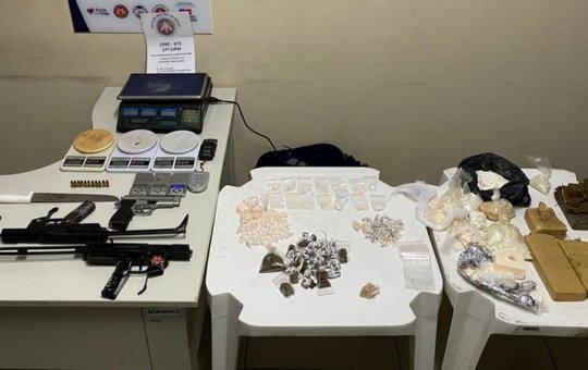 Polícia Militar apreende drogas e submetralhadoras no bairro de Massaranduba