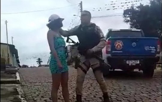 PM agride mulher com tapa na cabeça em abordagem em Macarani