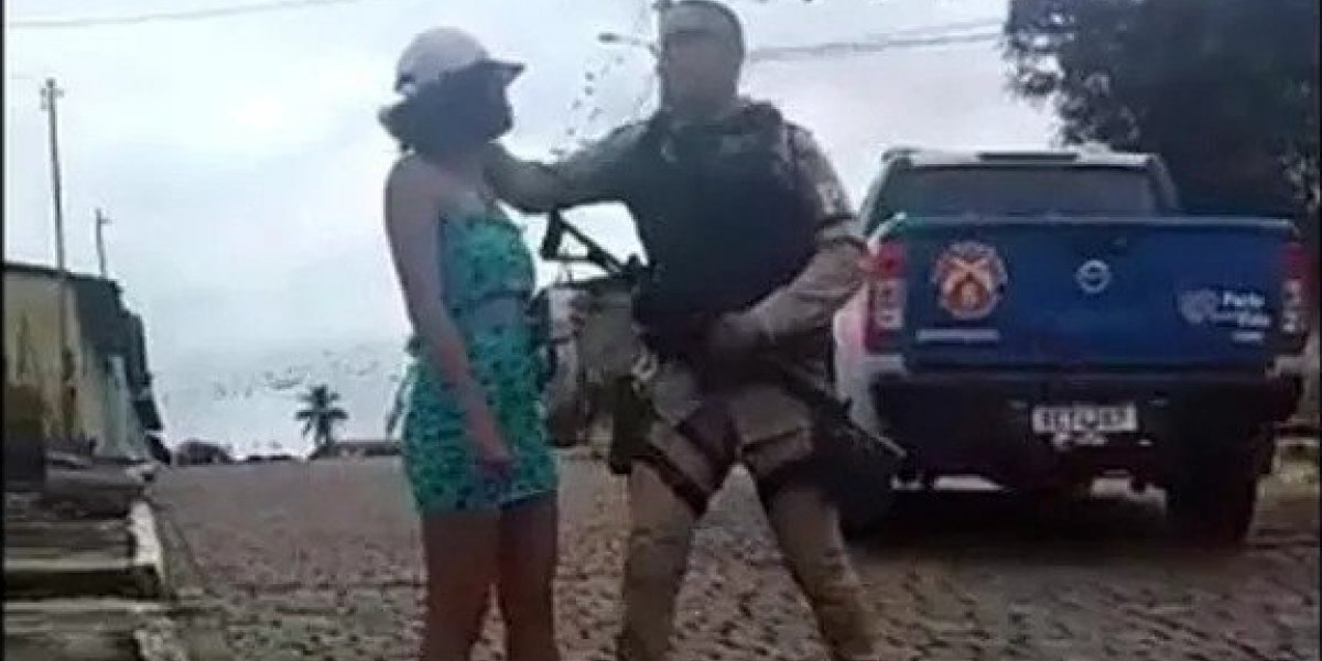 PM agride mulher com tapa na cabeça em abordagem em Macarani