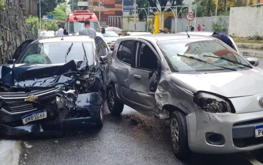 Batida entre dois carros deixa motorista ferido no Vale do Canela