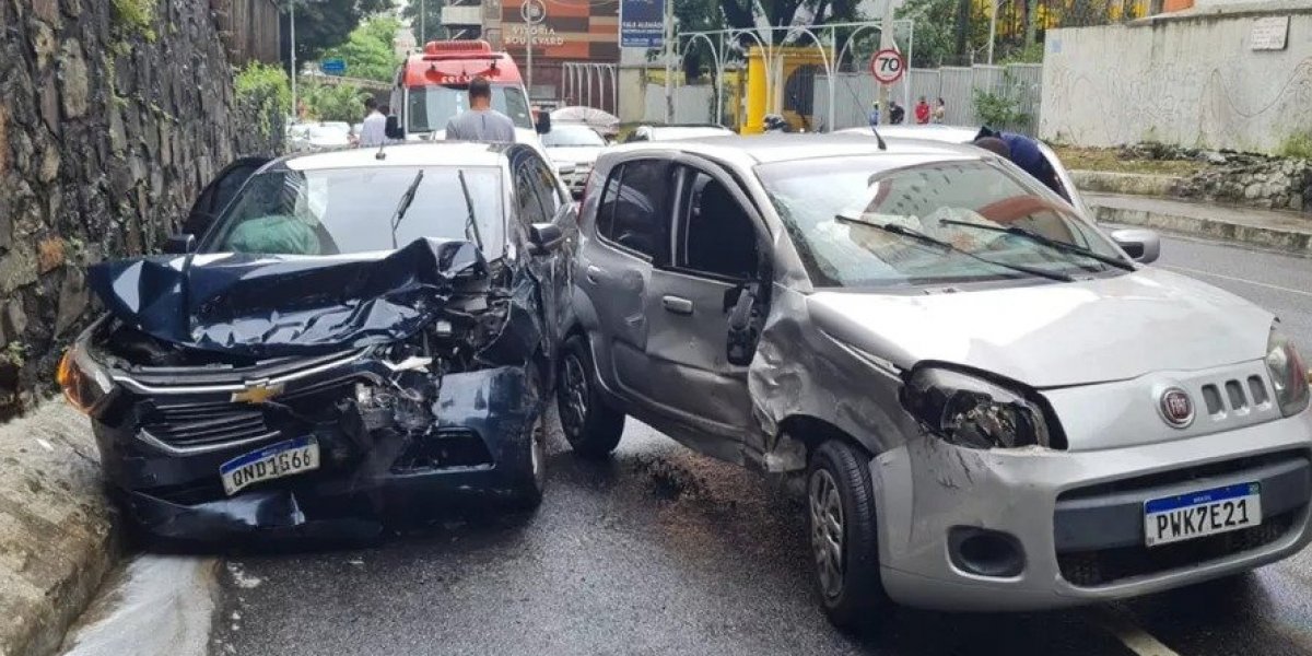 Batida entre dois carros deixa motorista ferido no Vale do Canela