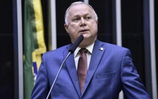 Paulo Azi aciona Polícia Legislativa após ter sua imagem usada por golpistas