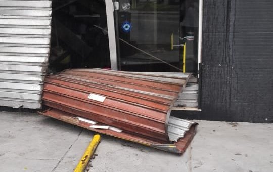 Vídeo: Homens usam carro para arrombar loja de eletrônicos no Imbuí, em Salvador