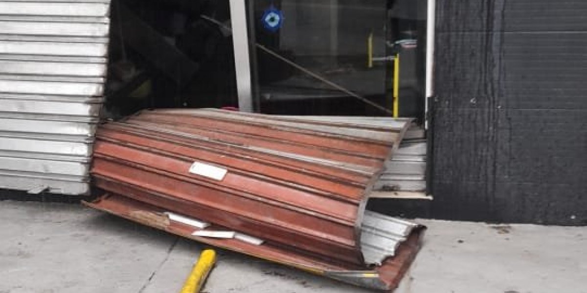 Vídeo: Homens usam carro para arrombar loja de eletrônicos no Imbuí, em Salvador