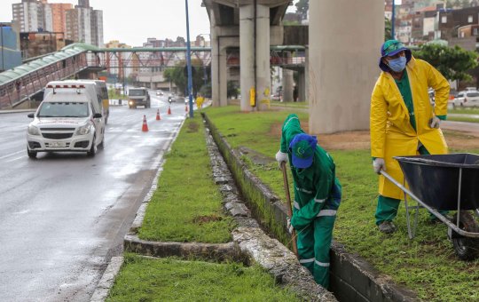 Agentes de limpeza desobstruem canaletas em avenidas de Salvador