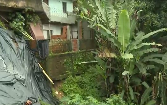 Moradores de Cazajeiras 4 colocam lona em encosta por conta própria