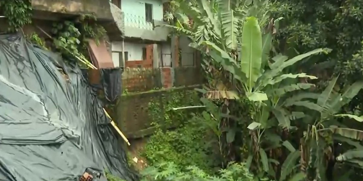 Moradores de Cazajeiras 4 colocam lona em encosta por conta própria