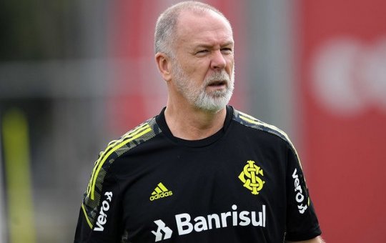 Mano Menezes é apresentado como novo técnico do Internacional