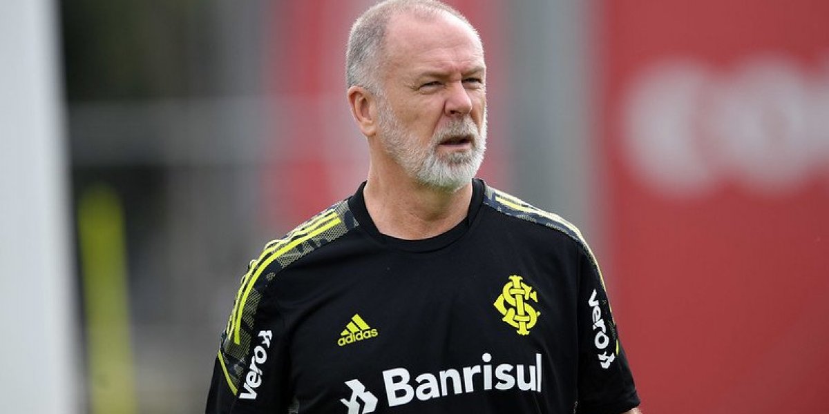 Mano Menezes é apresentado como novo técnico do Internacional