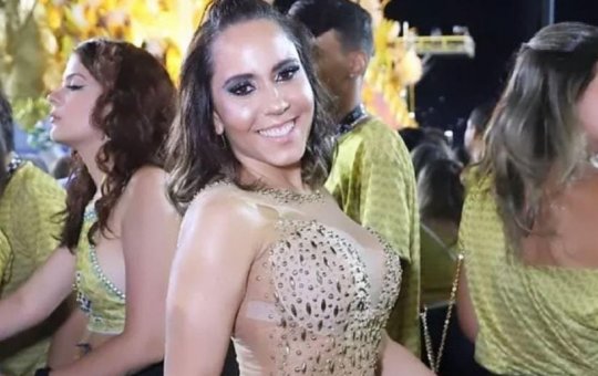 Mulher Melão aparece com vestido transparente e fio dental; confira