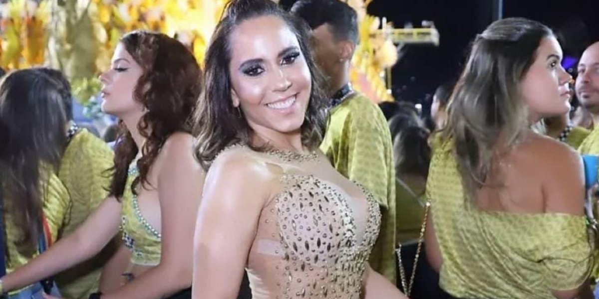 Mulher Melão aparece com vestido transparente e fio dental; confira