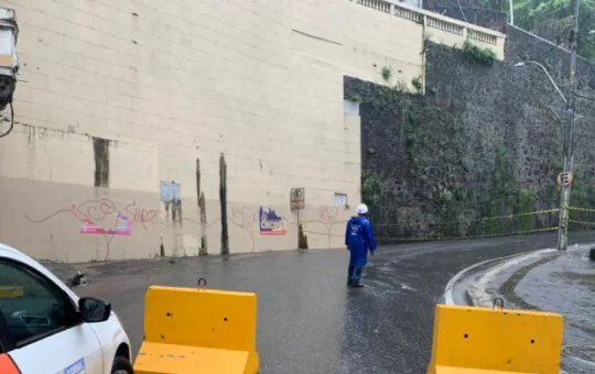 Casarão desaba na Ladeira da Montanha e interdita o local