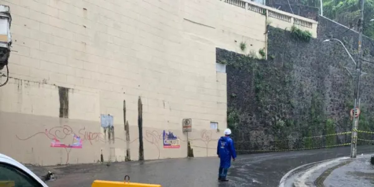 Casarão desaba na Ladeira da Montanha e interdita o local