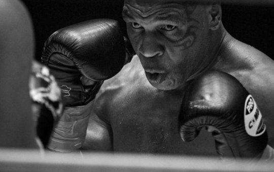 Mike Tyson agride passageiro sentado ao seu lado dentro de um avião