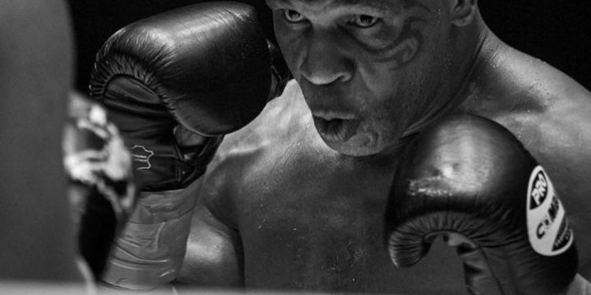 Mike Tyson agride passageiro sentado ao seu lado dentro de um avião