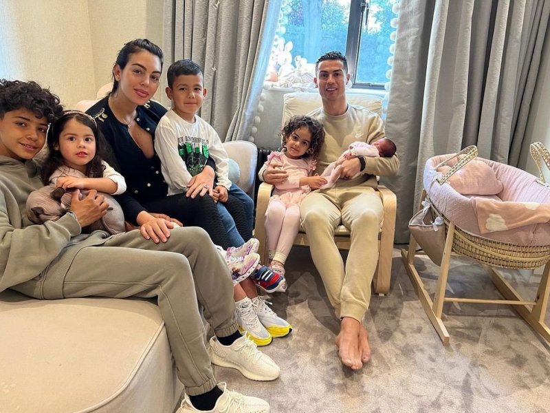 Cristiano Ronaldo publica foto da família com nova filha