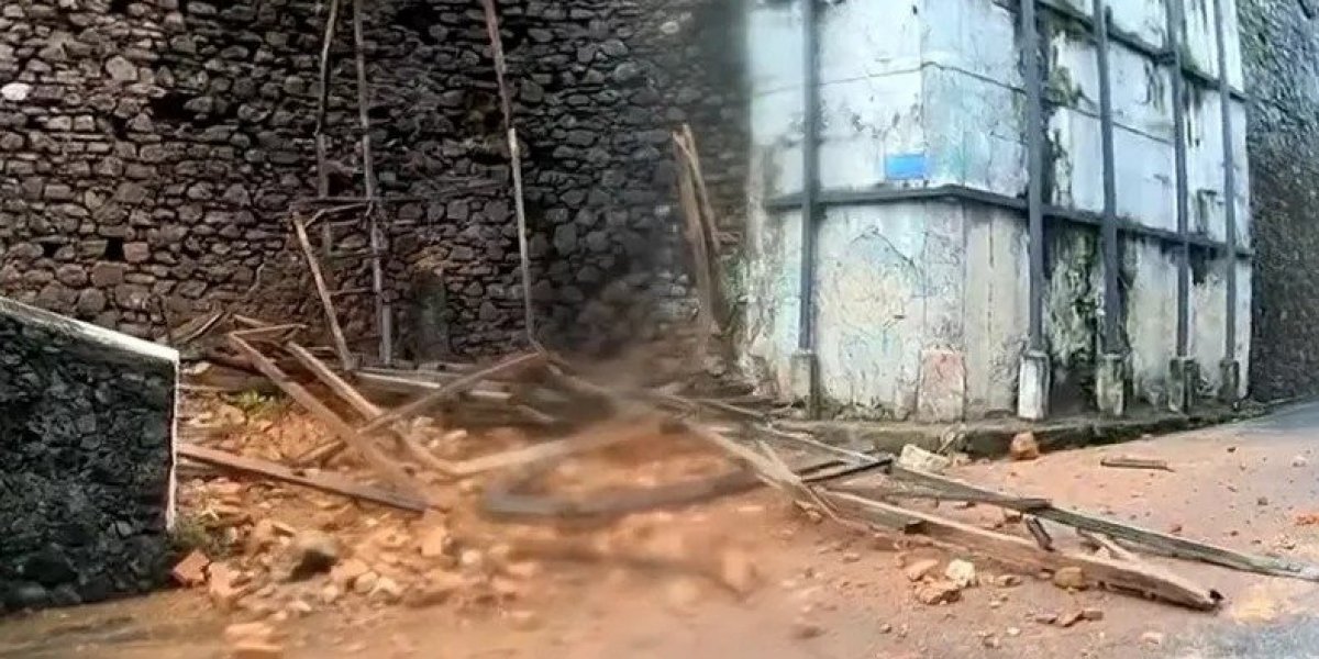 Ladeira da Montanha segue interditada após casarão tombado pelo Iphan desabar