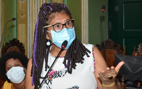 "O que fez por Salvador?", questiona vereadora após título a Eduardo Bolsonaro